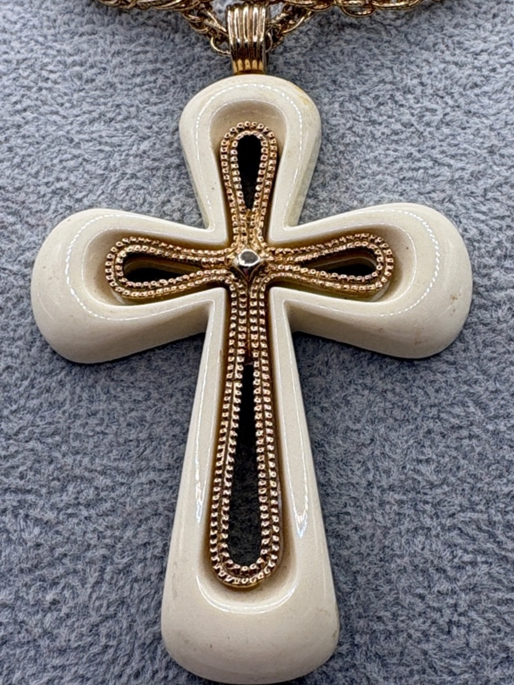 Vintage 1975 Sarah Coventry Gold-Tone Chain with Cream Cross Pendant - Picture 5 of 6
